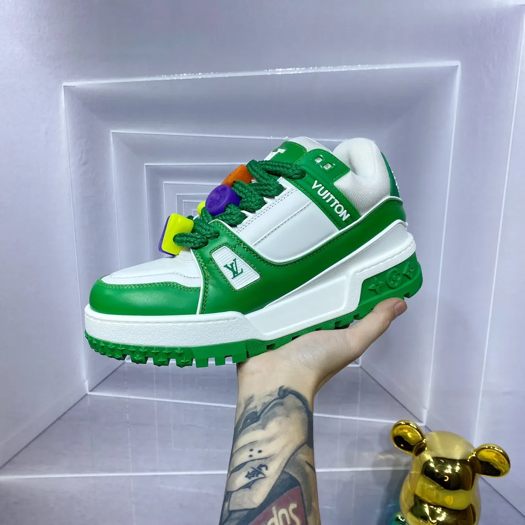 👟👟Ex-factory price 840 𝙇𝙑 𝟐𝟎𝟐4/𝐒𝐒 𝐧𝐞𝐰 Louis Vuitton catwalk skateboard shoes are popular, LOUIS VUITTON Trainer is undoubtedly one of the most successful Sneakers launched by luxury brands, but the pace of exploration will not stop. LOUISVUITTON will also bring a new series of skateboard shoes in the spring of 2023. The new series in the picture returns to the 90s Chunky Skate Shoes bread shoes, with leather and mesh uppers. The fat silhouette and thick shoelaces are very eye-catching. It is expected to have quite a few colors like the Trainer. Judging from the previous DIOR show skate shoes, this chunky style may be even stronger next year. Size: Female 35-40 Male 39-46